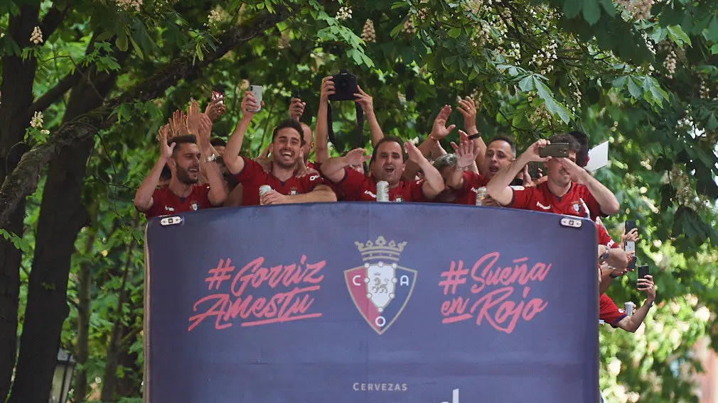 EN FOTOS: Ovación de la afición rojilla a los jugadores de Osasuna en su visita al Palacio de Navarra