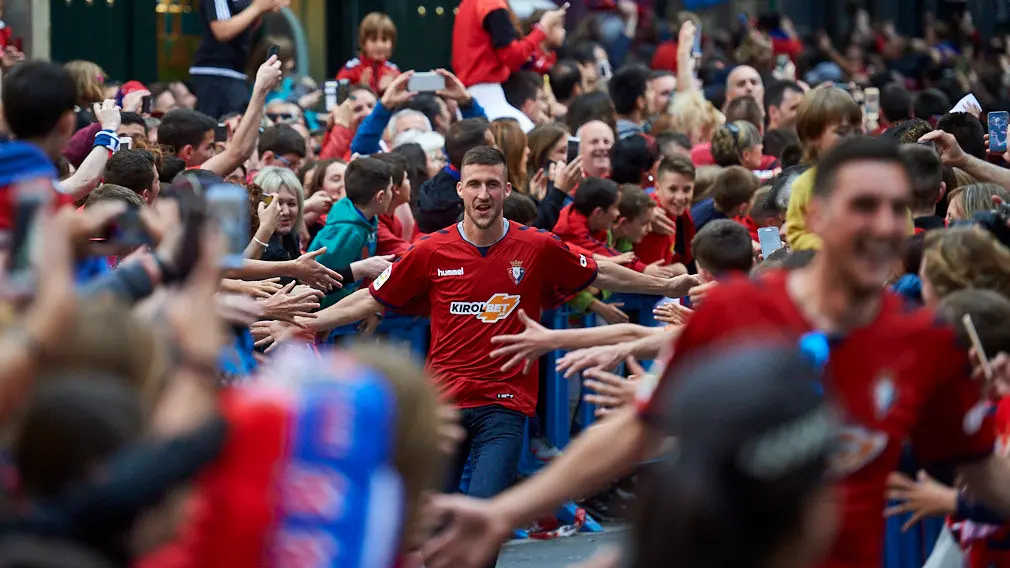 MIRA LAS IMÁGENES. Un estallido de júbilo: plantilla y seguidores de Osasuna comparten la emoción del ascenso en el Ayuntamiento