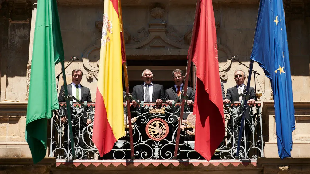 Ópera y zarzuela desde el balcón de Pamplona: las imágenes del miniconcierto de AGAO en la fachada del Ayuntamiento