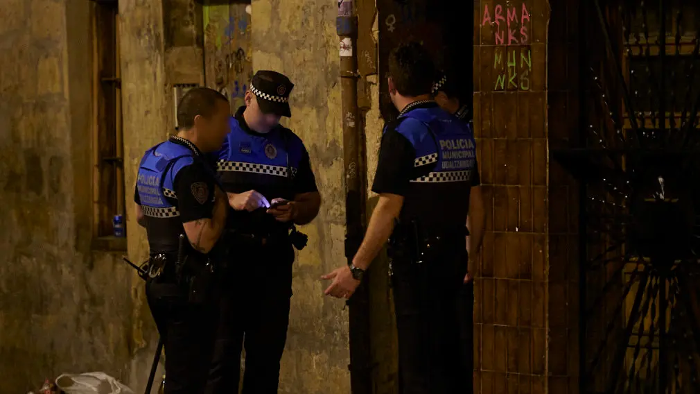 [GALERÍA] La huida de los okupas del 'narcopiso' de Jarauta ante la presión de los vecinos del Casco Antiguo de Pamplona