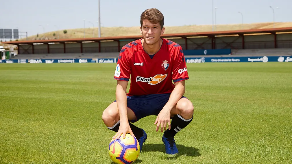 Marc Cardona ya luce la camiseta rojilla: así ha sido la presentación del nuevo delantero de Osasuna