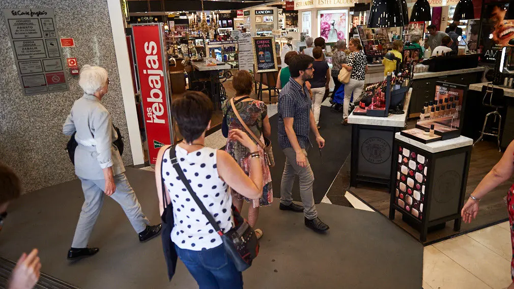 GALERÍA- La capital navarra da el 'pistoletazo' de salida a las rebajas de verano con un gran número de descuentos