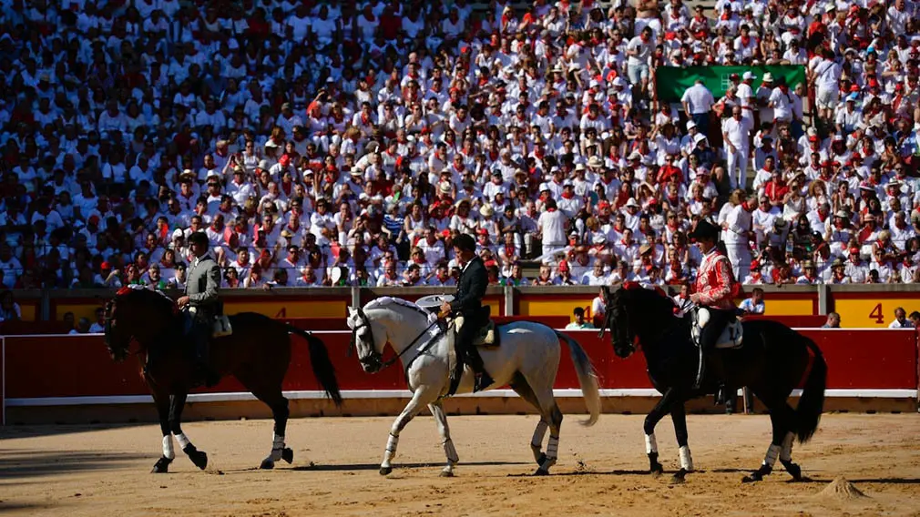 Caballos, toros y matadores ofrecen un gran espectáculo en la tarde de rejones de los Sanfermines