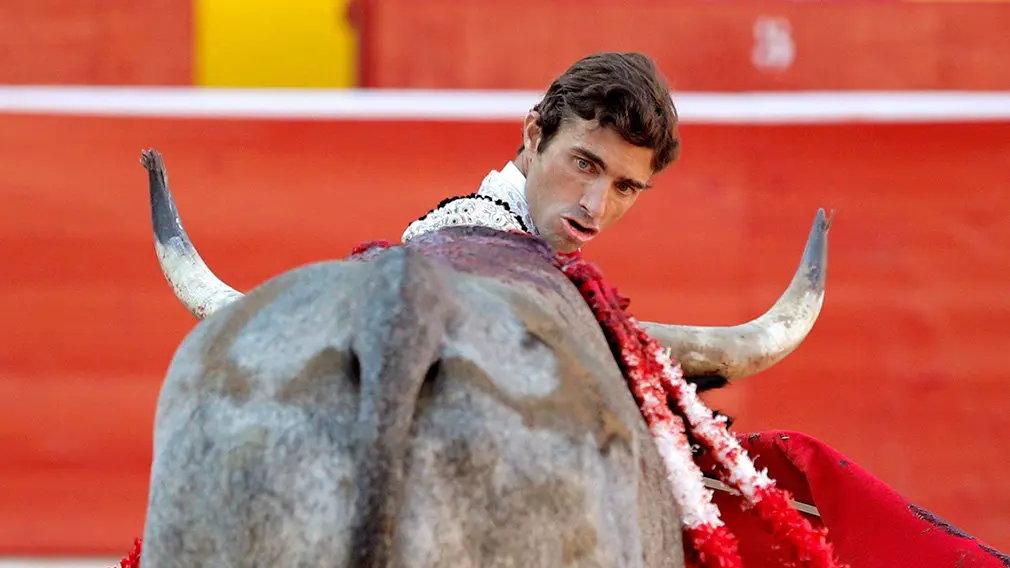 El sol brilla de nuevo en la plaza y los diestros hacen lo que pueden con los Escolar: así han sido las faenas