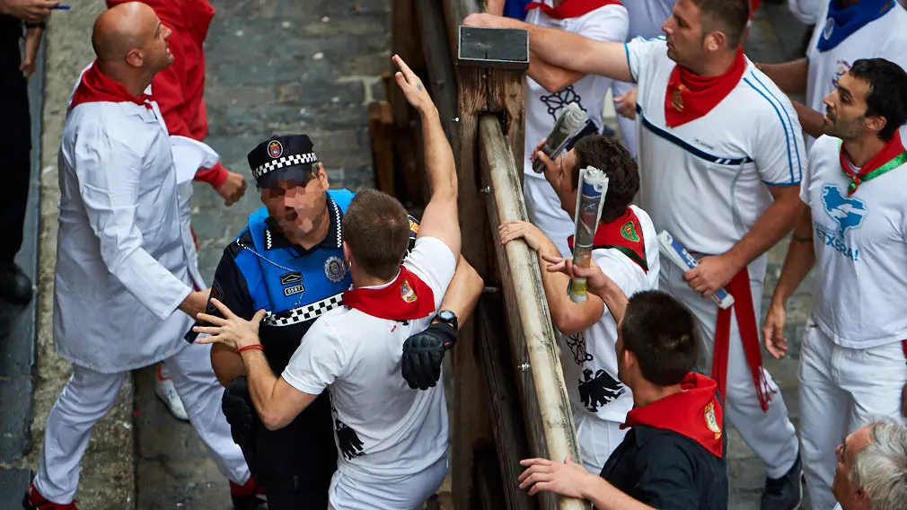 Imágenes de varios corredores y la Policía Municipal enfrentándose al término del tercer encierro