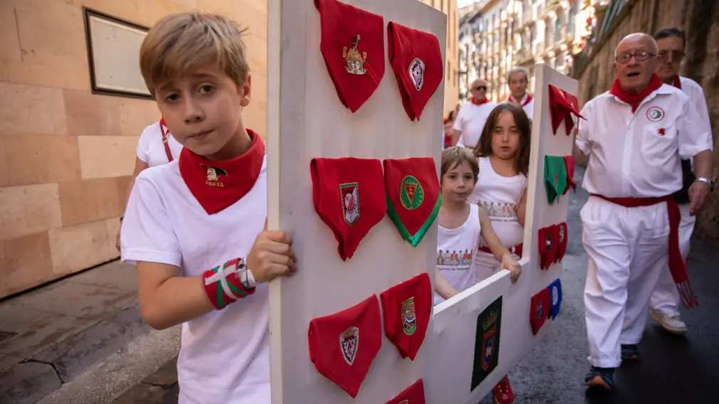 Corredores por un día: los más pequeños disfrutan en Santo Domingo delante de sus 'Miura'