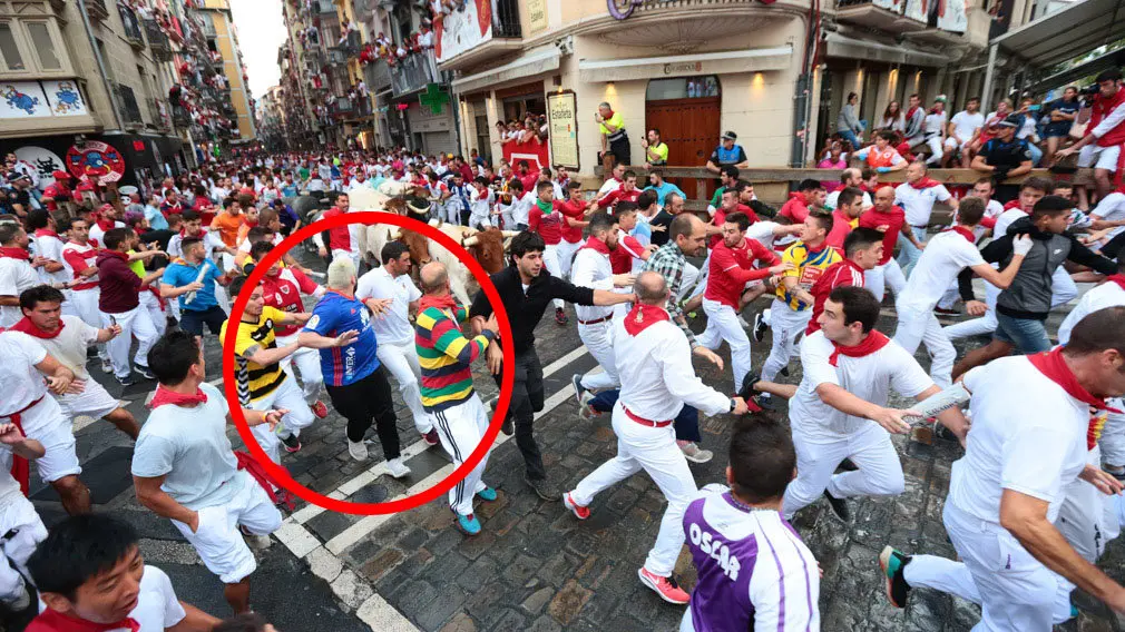 Superado por la manada, pero faltaba 'Rabanero': así fue la carrera de uno de los mozos corneados en Telefónica