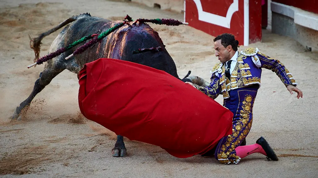 La escalofriante cogida a Rafaelillo en Pamplona: la secuencia del tremendo golpe que le ha llevado a la enfermería