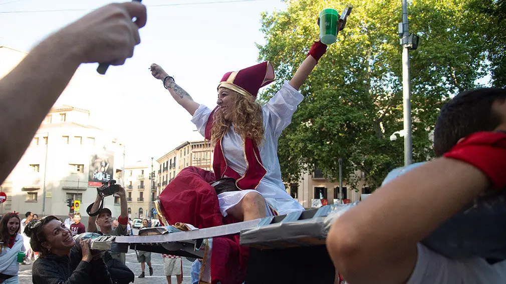 Jolgorio versus trabajo: el encierro de la villavesa prolonga la fiesta mientras los operarios limpian Pamplona