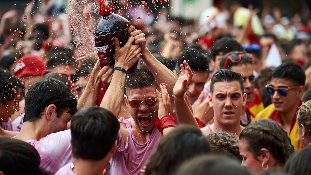 Tudela se 'mancha' de fiesta y sale a sus calles para celebrar el cohete de Santa Ana