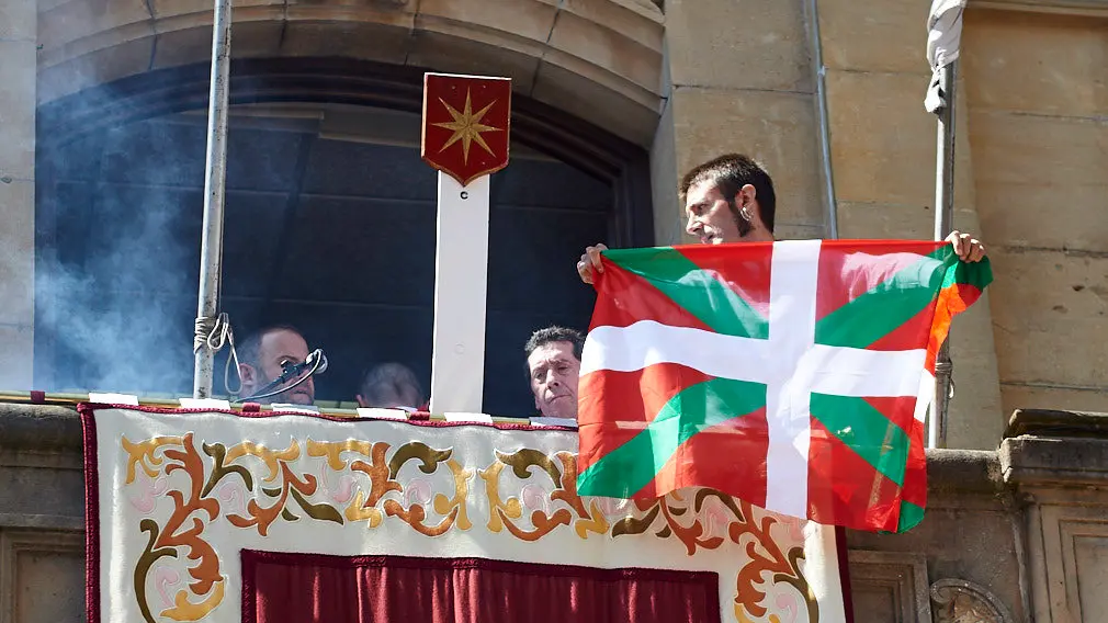 [GALERÍA] Tensión en Estella: así ha tratado Bildu de boicotear el cohete de la localidad navarra