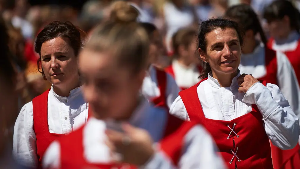 Estelleses de todas las edades se unen en el baile de La Era: los vecinos acompañan a los danzaris en el inicio de las fiestas