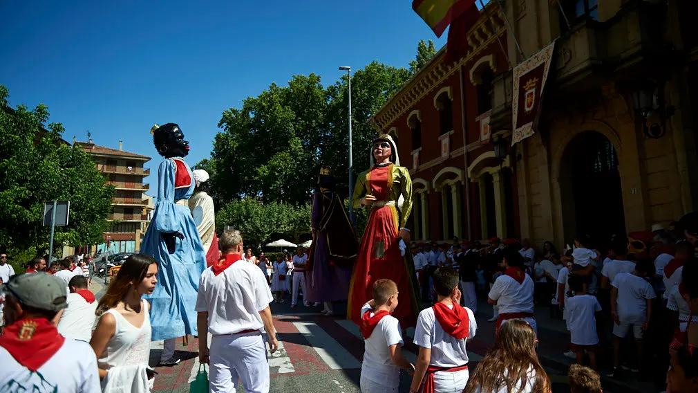 La Comparsa de Gigantes y Cabezudos de Estella ameniza el ambiente festivo por las calles de la localidad