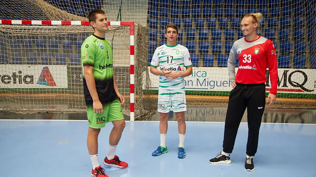 Los jugadores del Helvetia Anaitasuna presentan su nueva equipación para la temporada 2019-2020