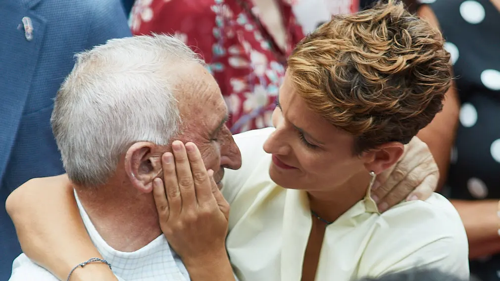 Madre, hija y presidenta: la familia de María Chivite se emociona con la investidura de la socialista