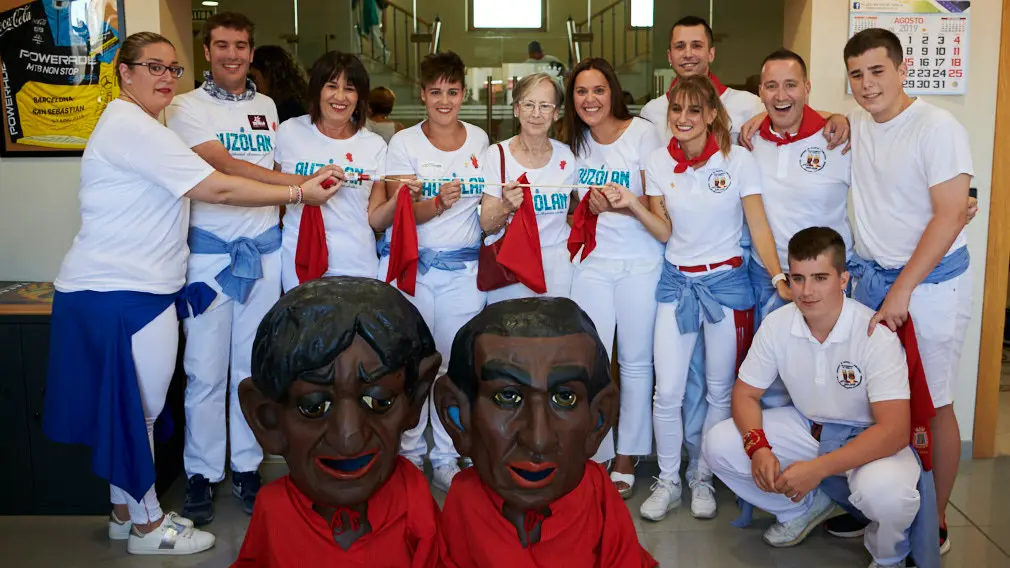 Pañuelos en alto: las calles de Tafalla se llenan de fiesta y buen ambiente en el chupinazo