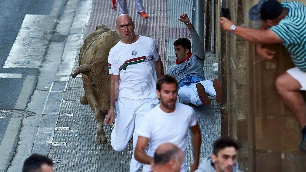 Embistiendo contra todo: el toro suelto que ha llevado el peligro durante el segundo encierro de Tafalla