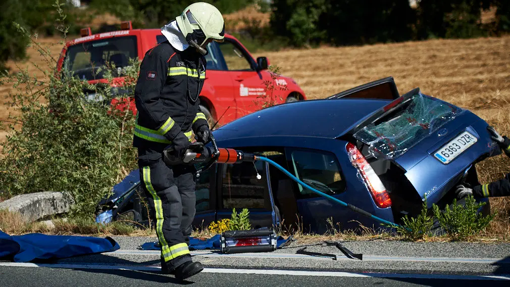 Fuerte choque de un vehículo en la NA-150 tras chocarse con una acequia