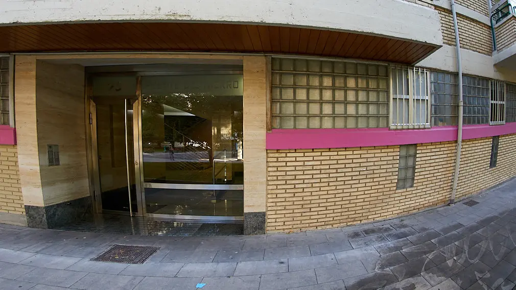 La investigación, en imágenes: la policía trabaja para esclarecer las causas del parricidio de Iturrama