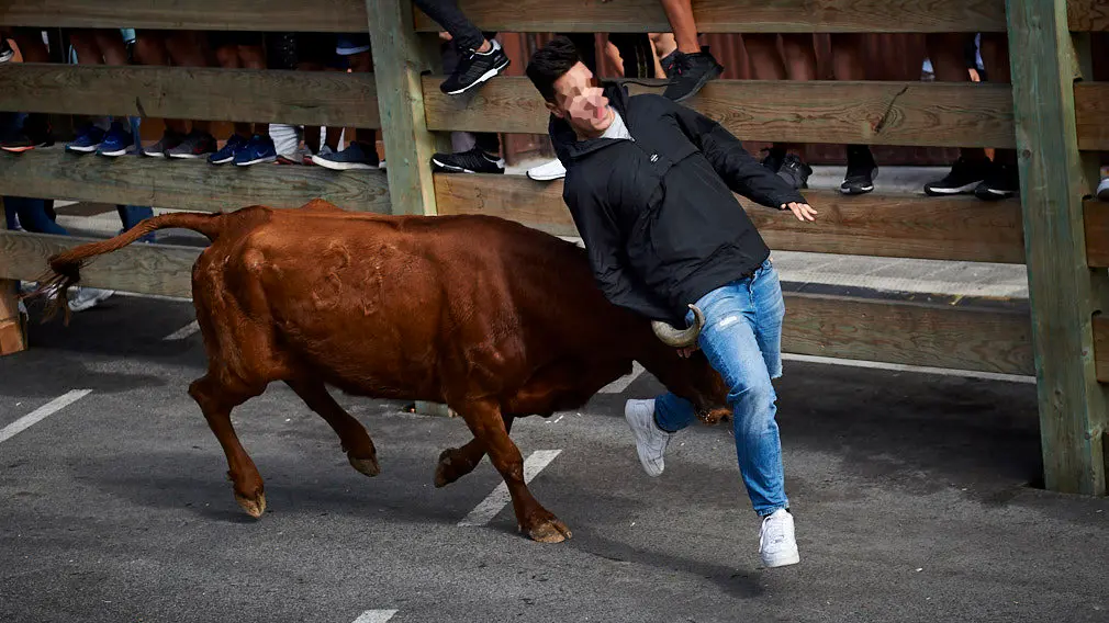 La secuencia de la cogida a un menor de edad, alcanzado por una vaquilla en las fiestas de Berriozar