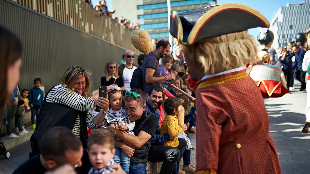 Carreras y asombro: los más pequeños festejan con cabezudos y gigantes el Privilegio de la Unión