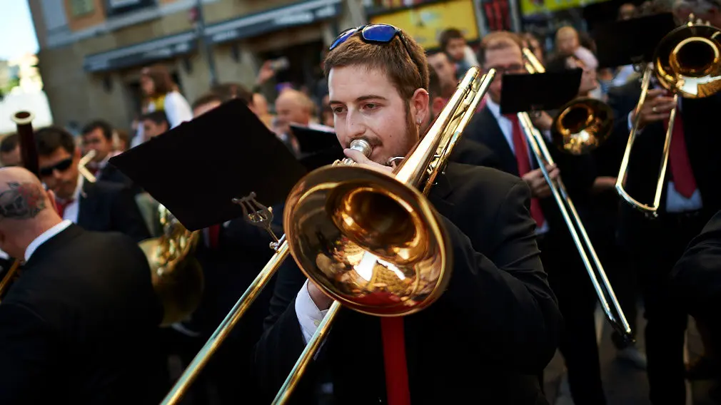 La corporación municipal honra a Carlos III: las imágenes de su recorrido por el Casco Antiguo de Pamplona