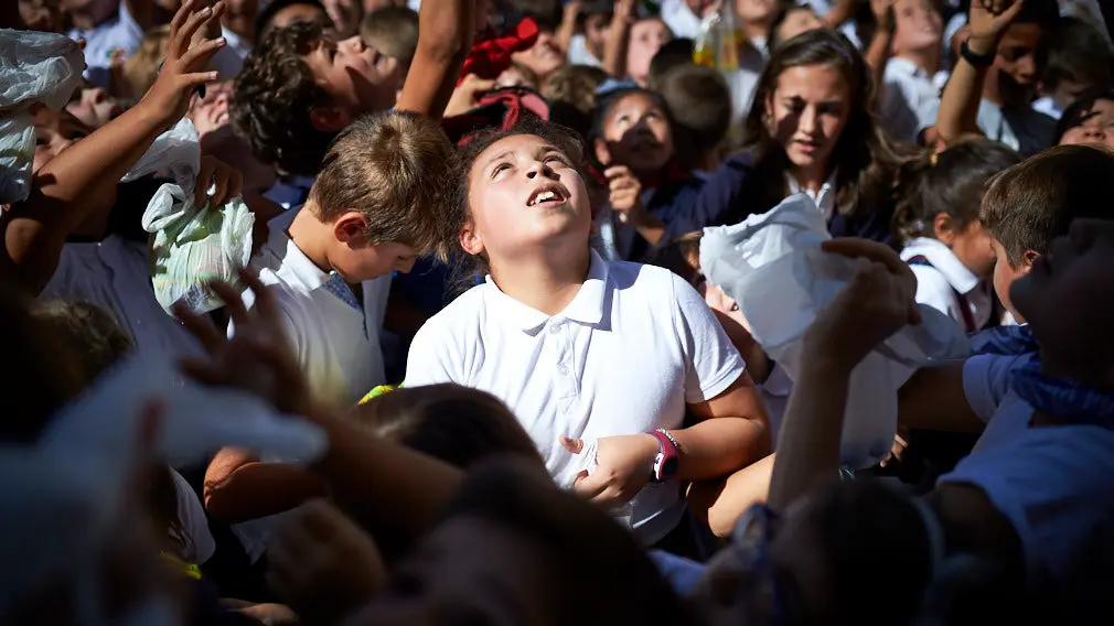 El chupinazo de San Fermín de Aldapa, en imágenes: los más pequeños disfrutan entre gigantes y caramelos