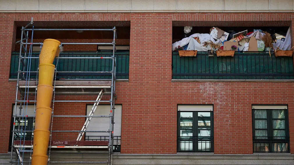 Así han limpiado los trabajadores del Ayuntamiento de Pamplona el piso lleno de basura