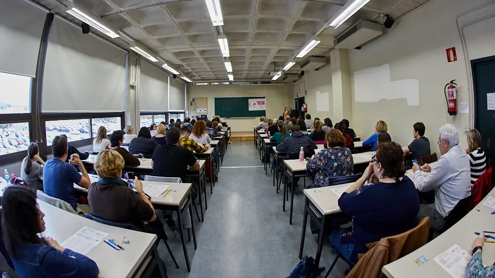 Tensión y nervios: la oposición de auxiliar administrativo llena la UPNA en este 'primero de noviembre'