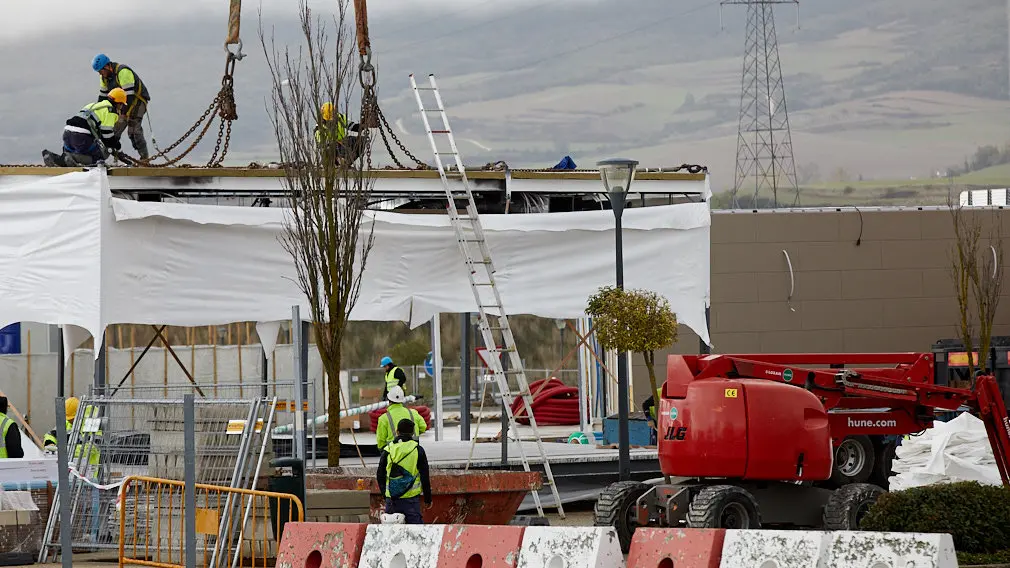 Una grúa y 15 trabajadores: así se ha montado en menos de un día el nuevo restaurante de Burger King de Zizur Mayor