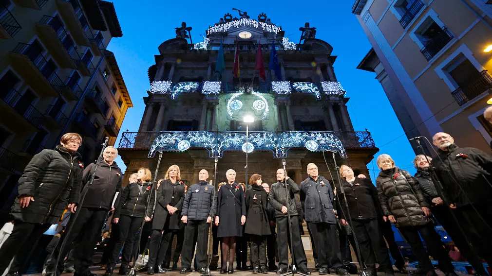 Ya están aquí: Pamplona pulsa el interruptor de la Navidad y 'colorea' sus calles de ilusión