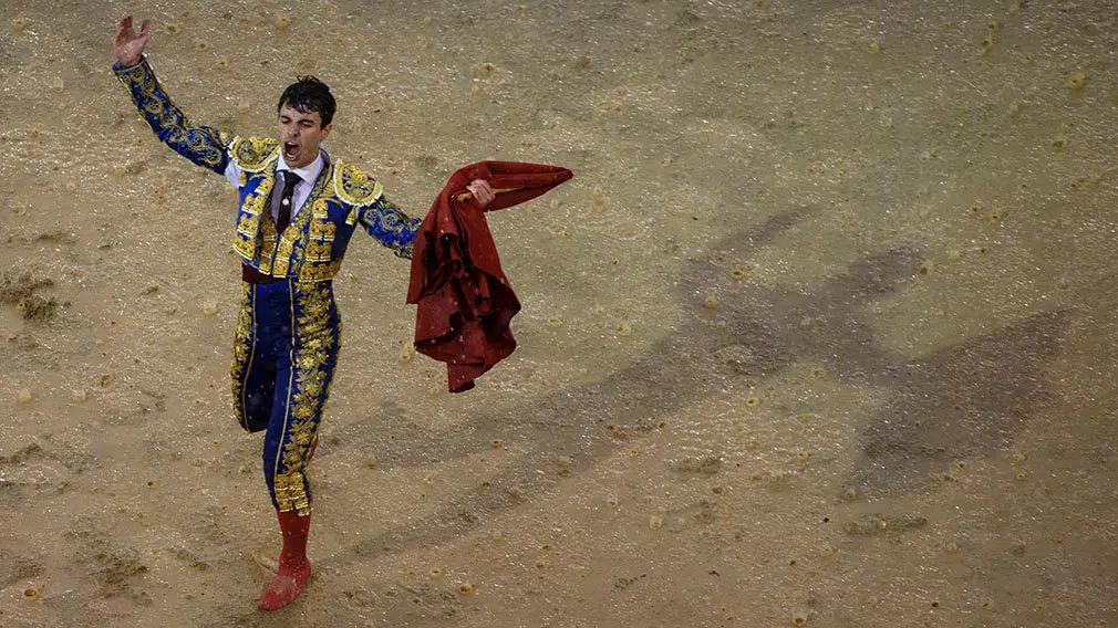 Épica y oreja de Toñete bajo el diluvio en su presentación en la plaza de toros de Las Ventas