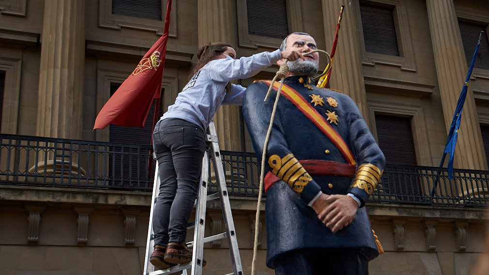 Las despreciables imágenes de la 'decapitación' de un muñeco que simula al Rey Felipe VI en Pamplona
        