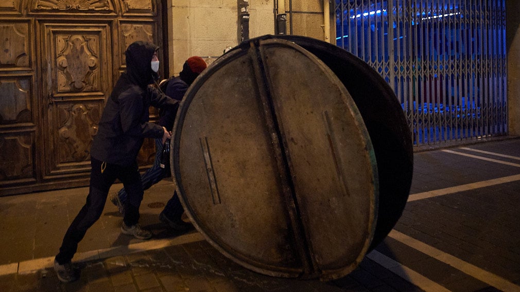           Los graves disturbios de Pamplona, en imágenes: los radicales 'queman' la ciudad en defensa de Pablo Hasel
        