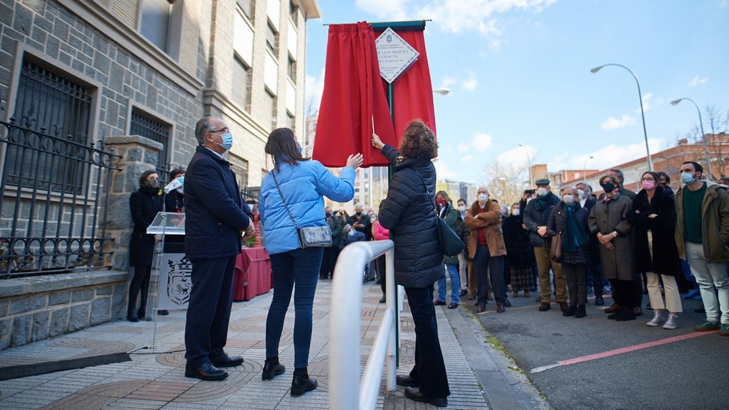 El acto de la dignidad: así se han colocado nuevas placas de víctimas de ETA en Pamplona
        