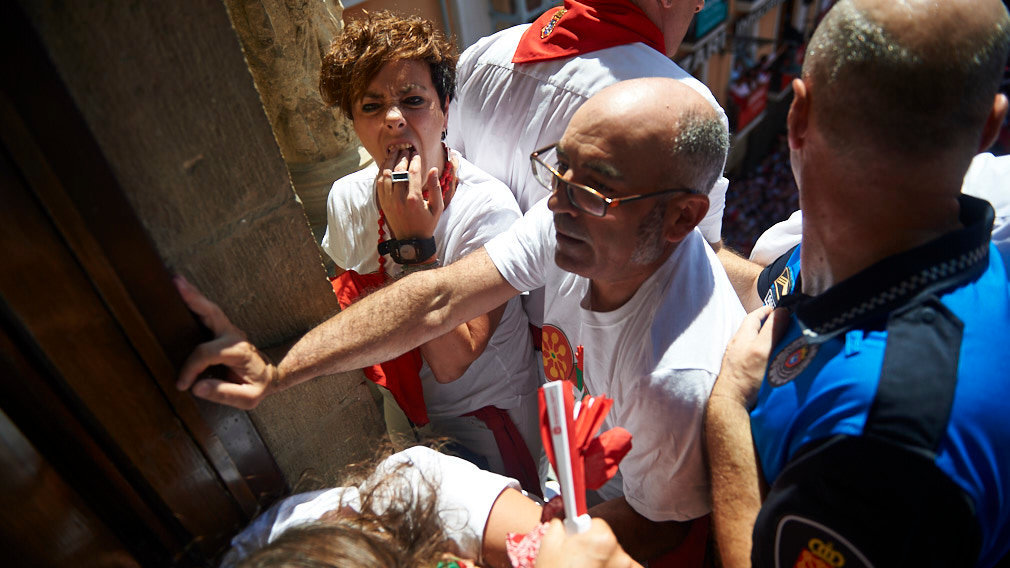 'Suéltame el pelo': la bronca entre los ediles nacionalistas de Pamplona y la Policía, en imágenes
