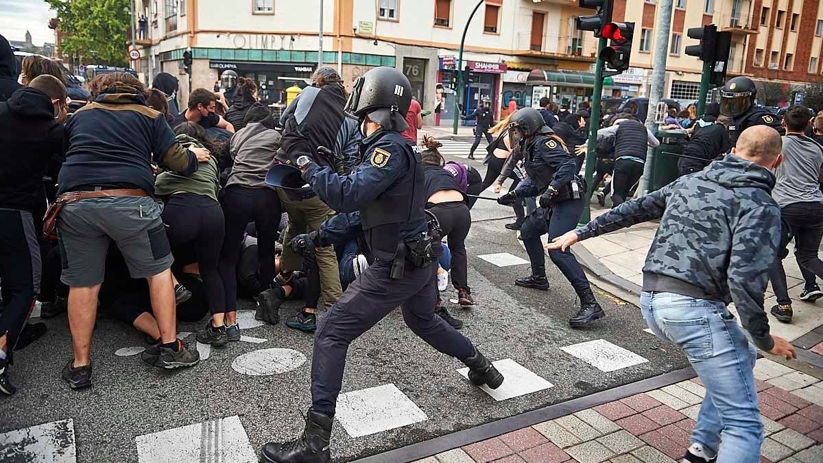 Los abertzales la montan en Pamplona: las imágenes de los altercados por el desalojo del gaztetxe
