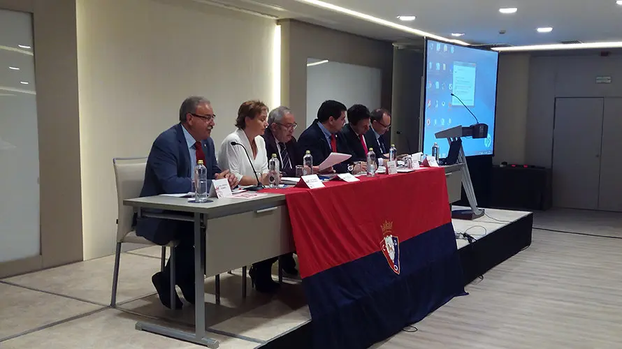 La directiva de Osasuna en un momento de la asamblea. PABLO LASAOSA.