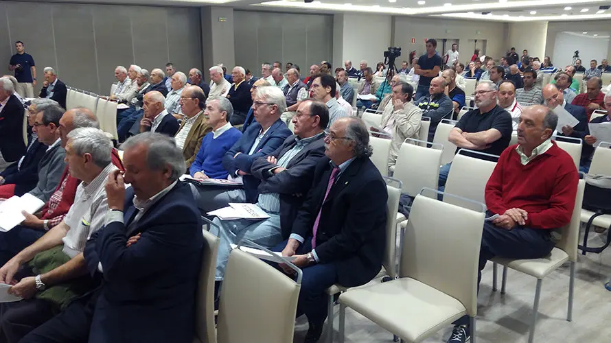 Un momento de la asamblea de Osasuna. PABLO LASAOSA.