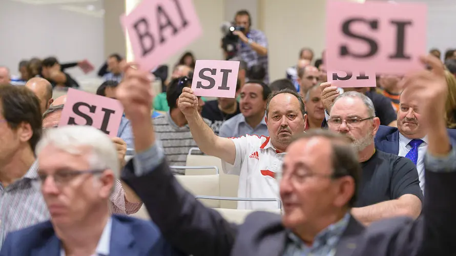 Un momento de la votación durante la asamblea de Osasuna. PABLO LASAOSA.