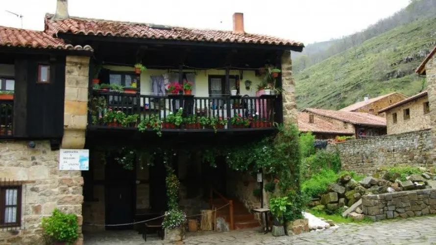 Pueblo de Bárcena Mayor en Cantabria.