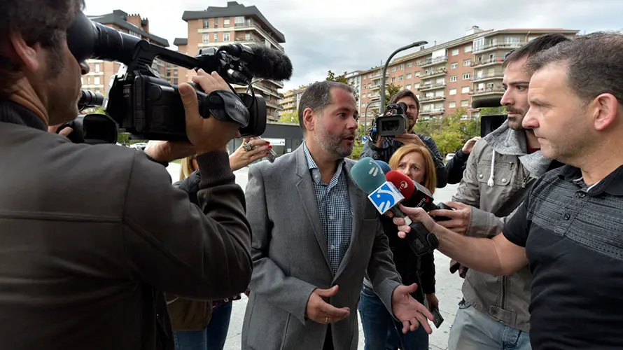 Tomás López, exdirector financiero de Osasuna atiende a los medios. PABLO LASAOSA