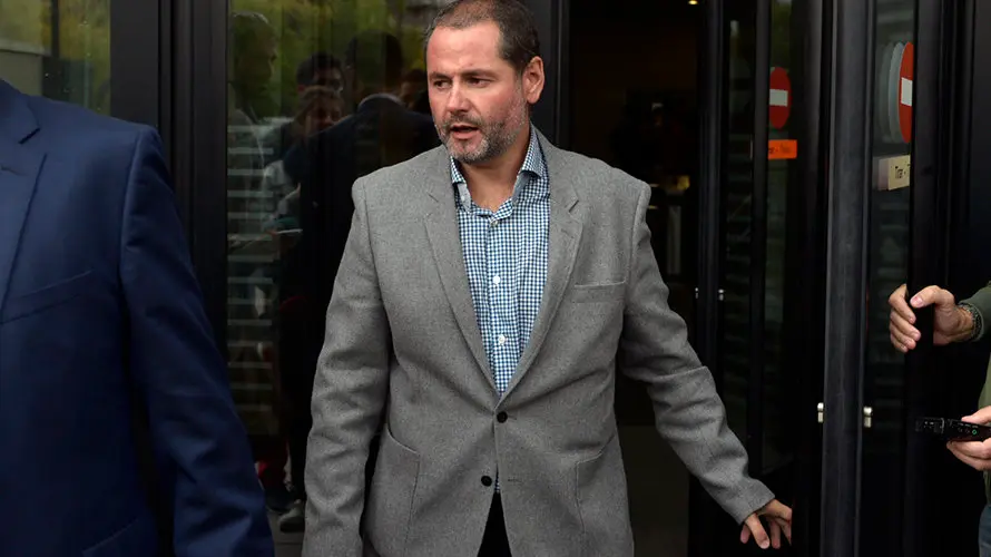 Tomás López, exdirector financiero de Osasuna, a la salida de la Audiencia. PABLO LASAOSA