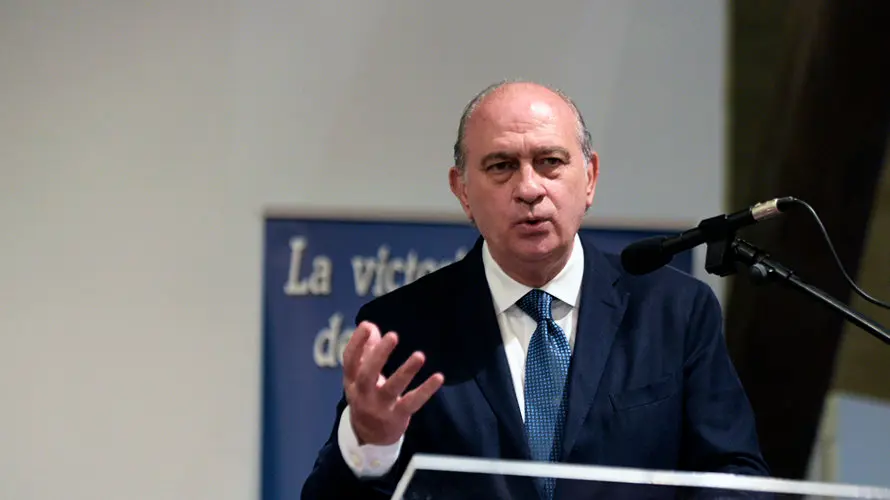 El ministro Fernández Díaz durante la Inauguración de la exposición de la Policía Nacional en la Ciudadela. PABLO LASAOSA
