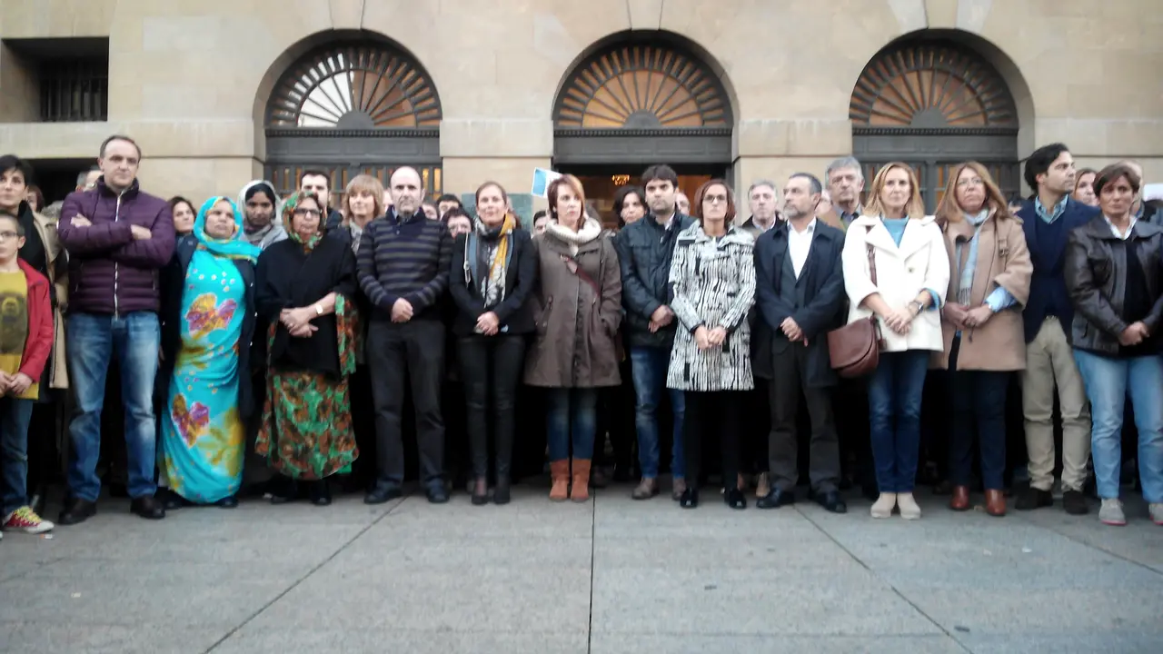 Concentración de condena a los atentados de París en Pamplona4.