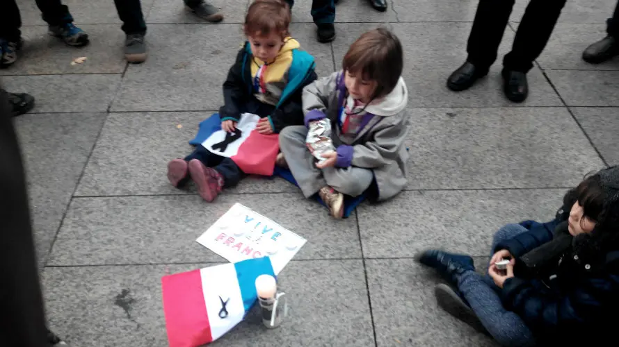 Concentración de condena a los atentados de París en Pamplona2.