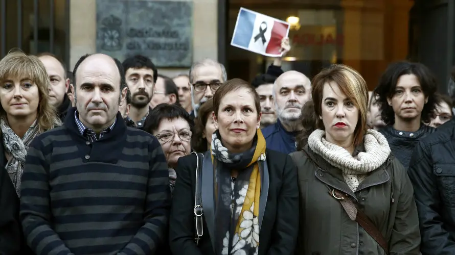 La presidenta del Ejecutivo Foral, Uxue Barkos (c), y la del Parlamento de Navarra, Ainhoa Aznarez (d), encabezan la concentración esta tarde en Pamplona convocada por el Gobierno de Navarra. /EFE