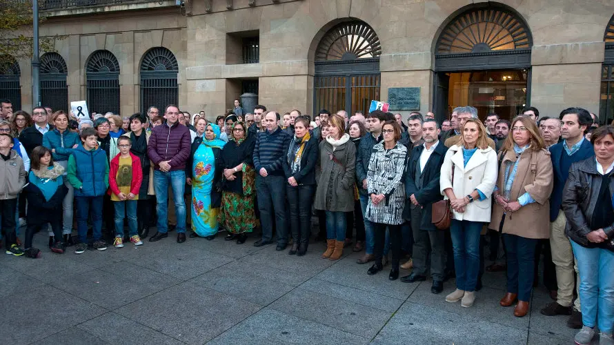 Concentración de condena a los atentados de París en Pamplona7.