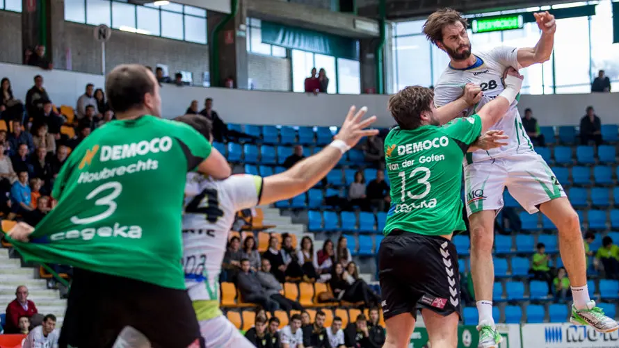 Helvetia Anaitasuna se clasifica para la fase de grupos de la Copa EHF pese a perder el partido de vuelta contra el Hubo Initia Hasselt (24-26). IÑIGO ALZUGARAY-2