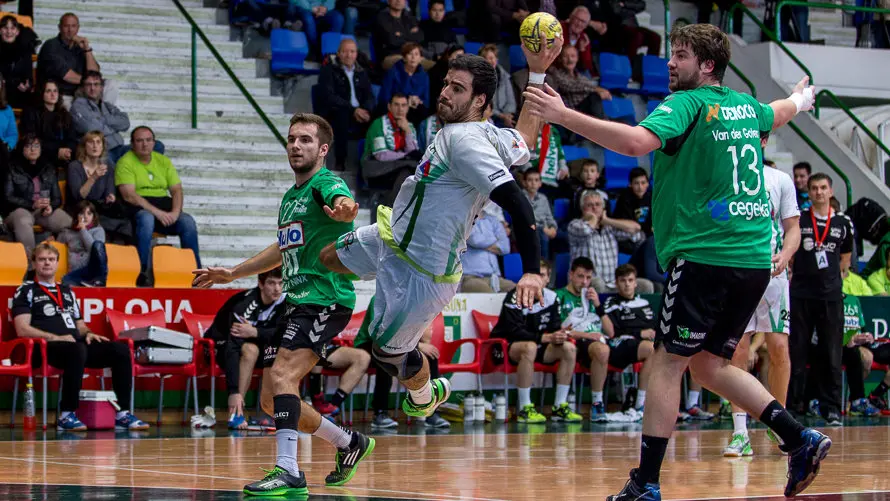 Helvetia Anaitasuna se clasifica para la fase de grupos de la Copa EHF pese a perder el partido de vuelta contra el Hubo Initia Hasselt (24-26). IÑIGO ALZUGARAY-3
